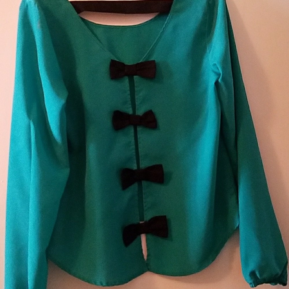 Bow tie cut off long sleeve